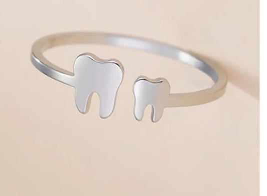 Anillo Ajustable Plateado con diseño de dientes