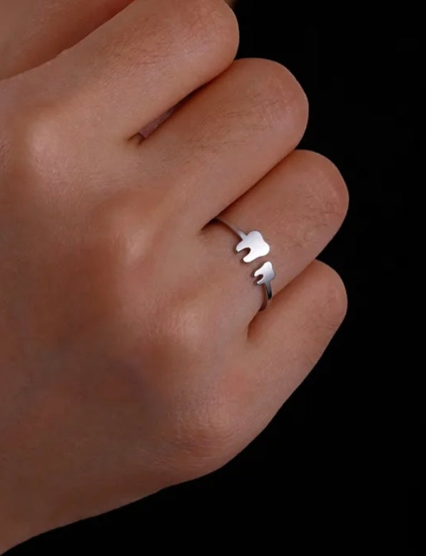 Anillo Ajustable Plateado con diseño de dientes