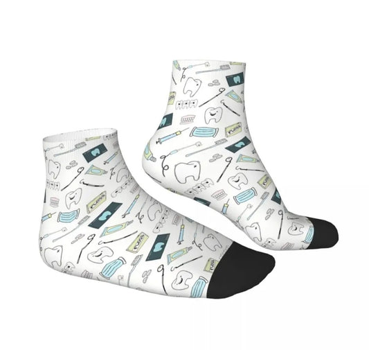 Calcetines dentales cortos con diseño de dientes.