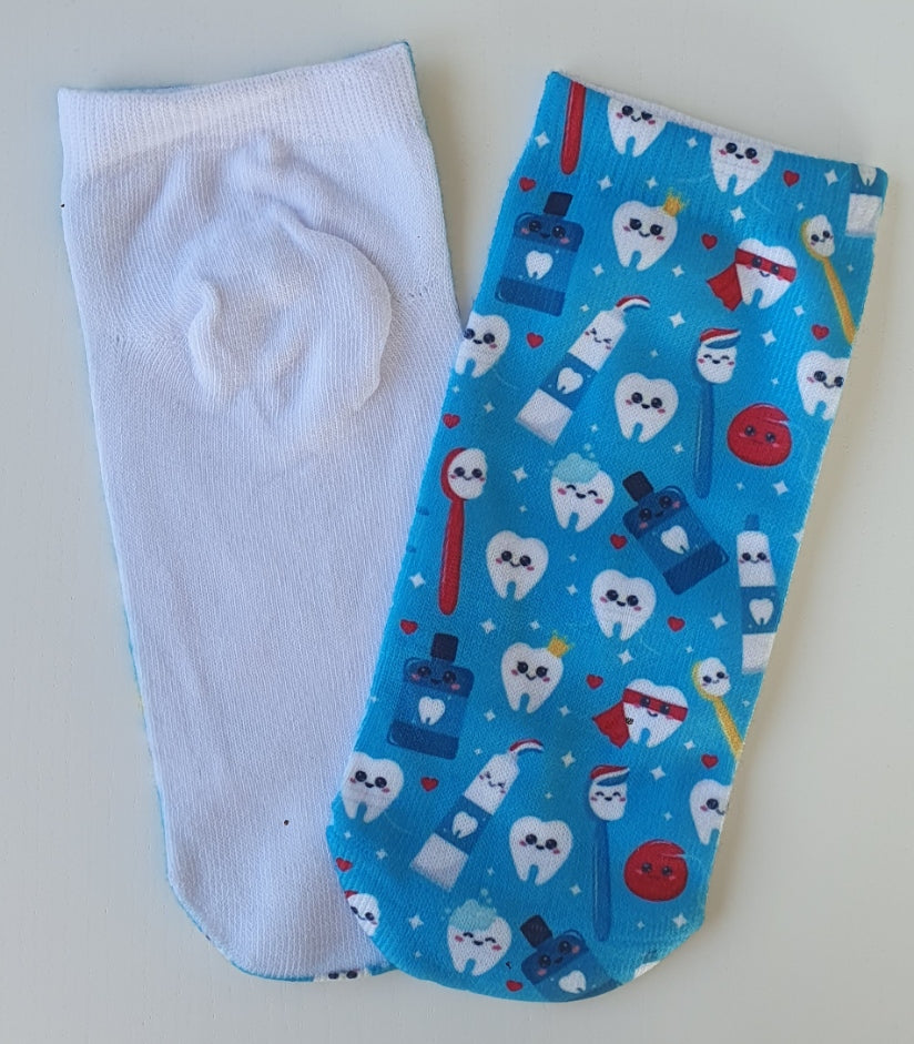 Calcetines cortos tobilleros con estampado de dientes (azul).